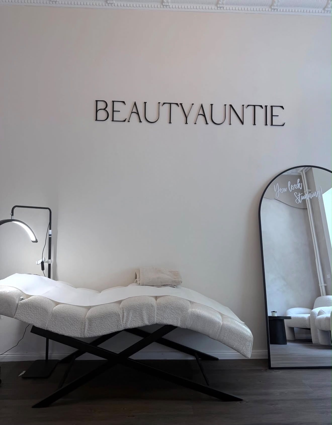 Behandlungsliege im BEAUTYAUNTIE Studio in Berlin Schöneberg
